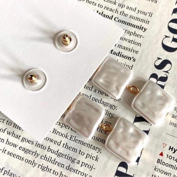 NWOT BRUSHED GOLD PEARL SQUARE DANGLE STATEMENT FASHION EARRINGS - Picture 3 of 16